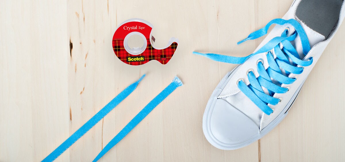 Reparér et skadet snørebånd med Scotch® Crystal tape